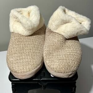 Cozy Tan Women's Slippers Size M/L
